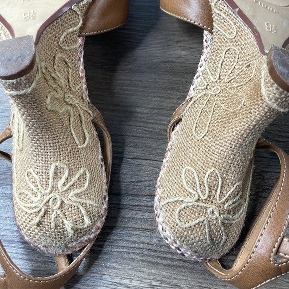 FIONI Women’s Tan wedge heel with flower and ankle strap, size 9.5 - Picture 9 of 9